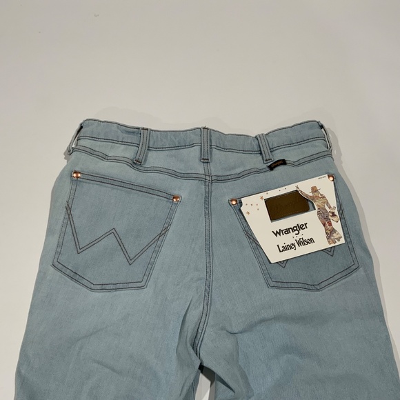 NEW 32X34 Wrangler x Lainey Wilson® Ladies' Boot Hugger Jeans in Bleach - Picture 6 of 11